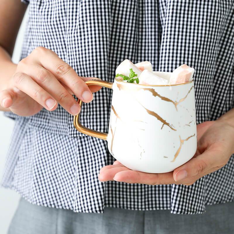 Ceramic Coffee Mug with Wooden Lid and Gold Marble Pattern