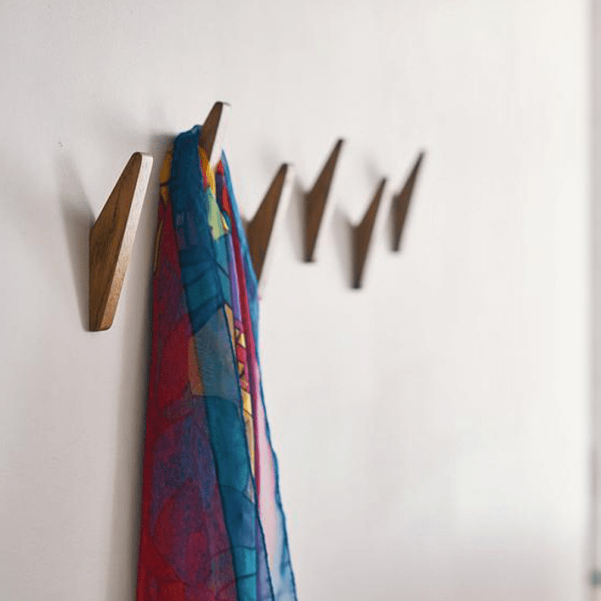 Minimalist Wall Hooks with Natural Wood Grain and Two-Tone Finish