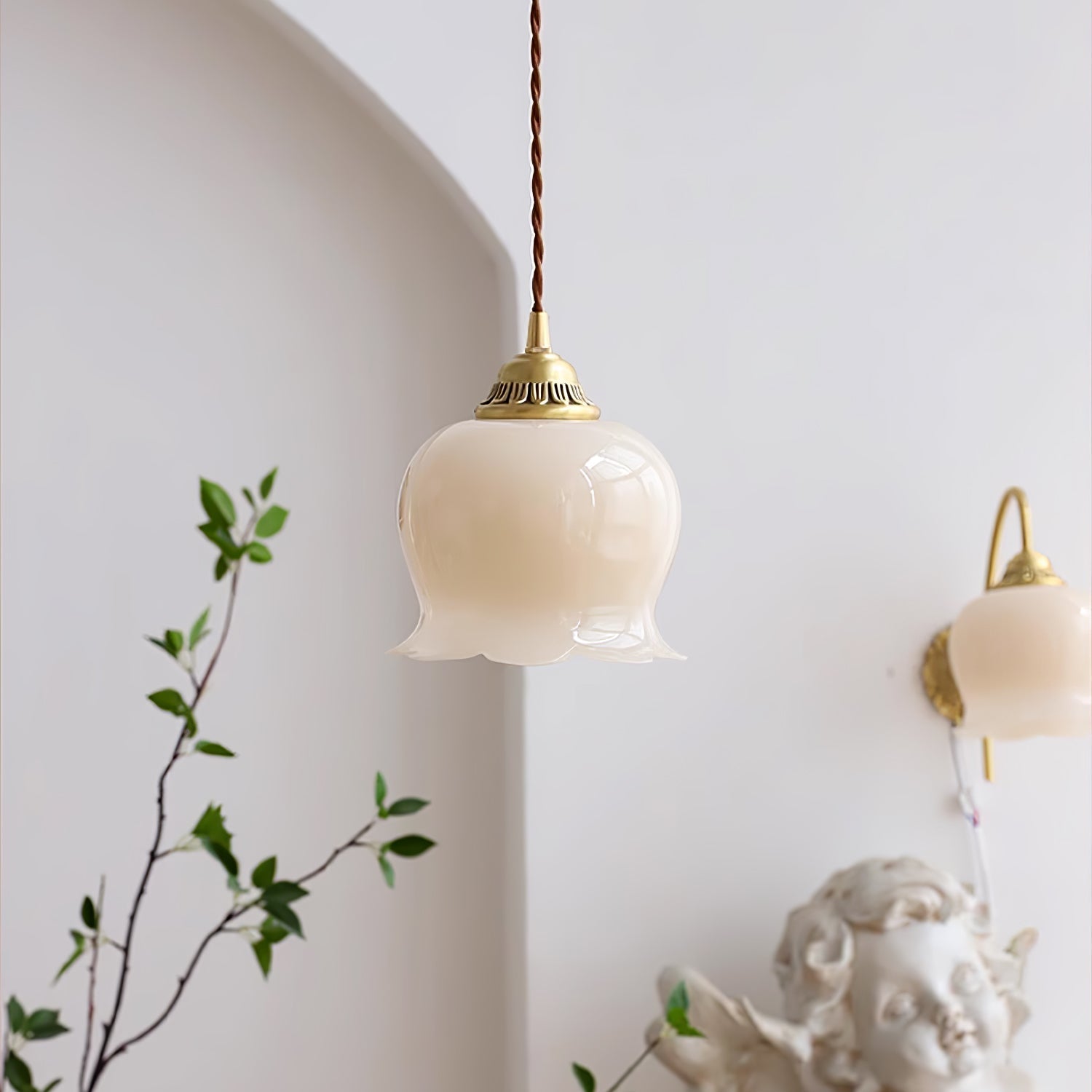 Pendant Lamp Vintage with Flower-Shaped Glass Shade and Brass Fitting