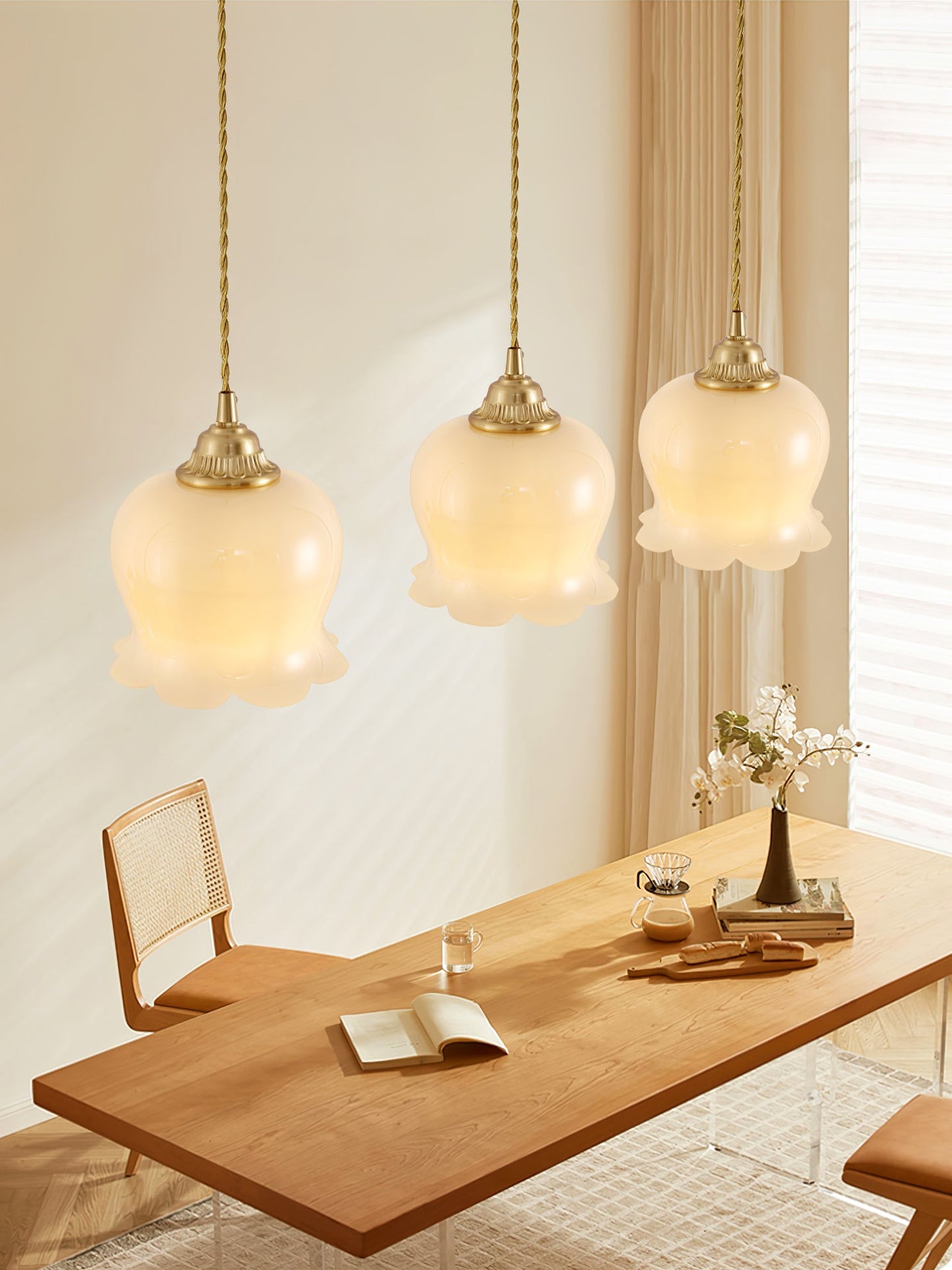 Pendant Lamp Vintage with Flower-Shaped Glass Shade and Brass Fitting