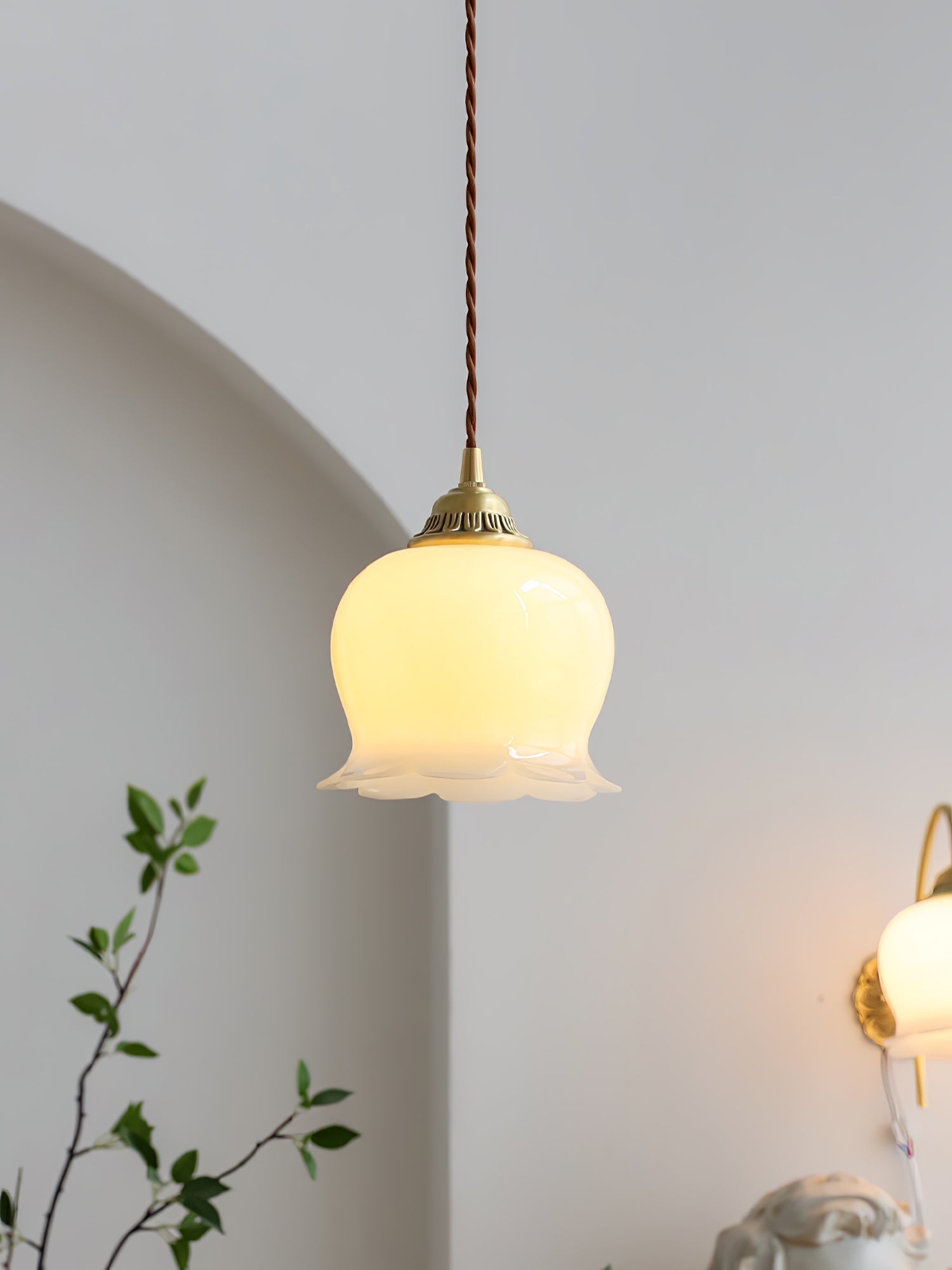 Pendant Lamp Vintage with Flower-Shaped Glass Shade and Brass Fitting