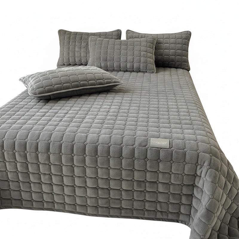 Quilted Fleece Bedspread with Square Texture Pattern and Pillowcases