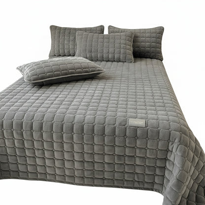 Quilted Fleece Bedspread with Square Texture Pattern and Pillowcases
