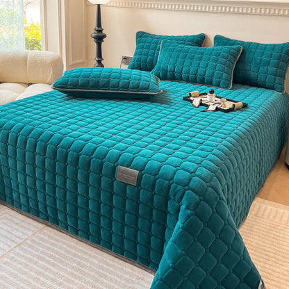 Quilted Fleece Bedspread with Square Texture Pattern and Pillowcases