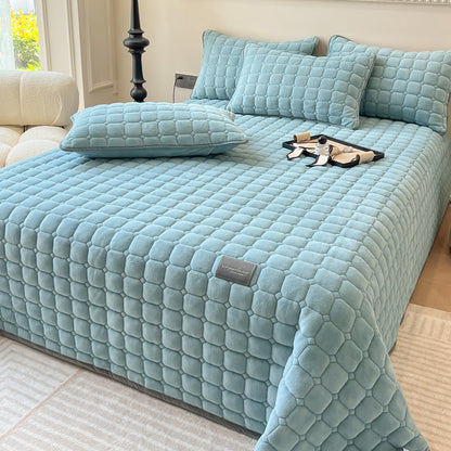 Quilted Fleece Bedspread with Square Texture Pattern and Pillowcases