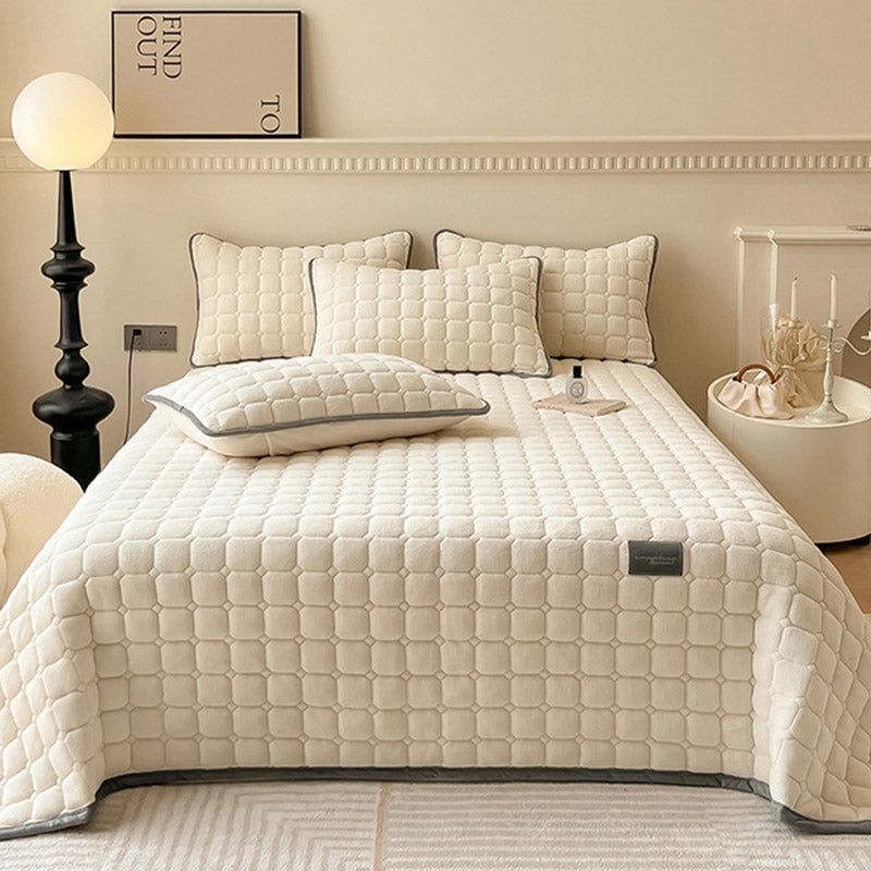 Quilted Fleece Bedspread with Square Texture Pattern and Pillowcases