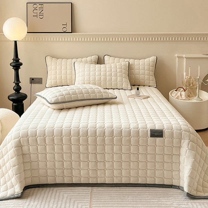 Quilted Fleece Bedspread with Square Texture Pattern and Pillowcases