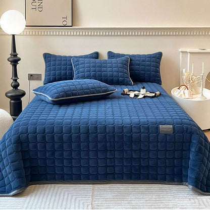 Quilted Fleece Bedspread with Square Texture Pattern and Pillowcases