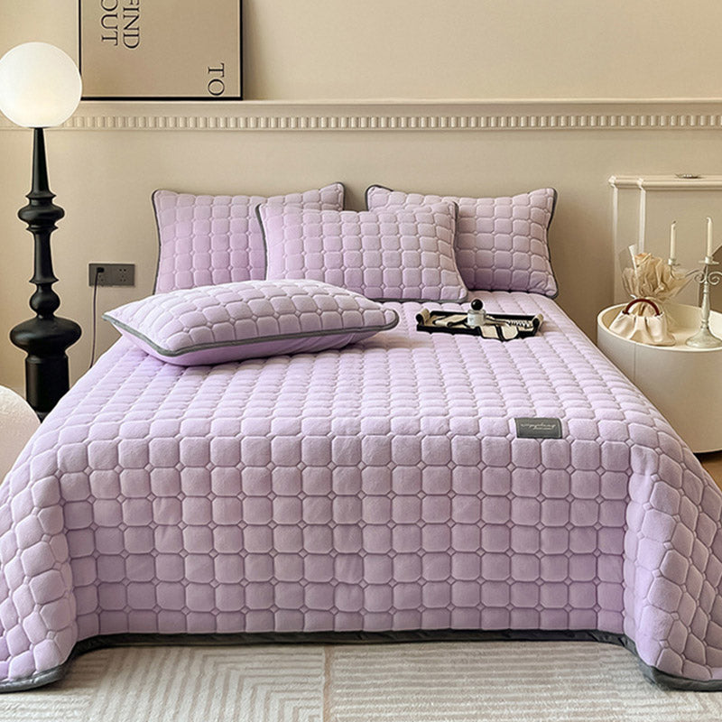 Quilted Fleece Bedspread with Square Texture Pattern and Pillowcases