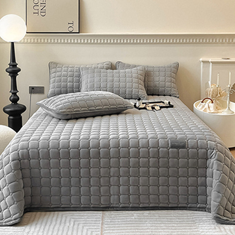 Quilted Fleece Bedspread with Square Texture Pattern and Pillowcases