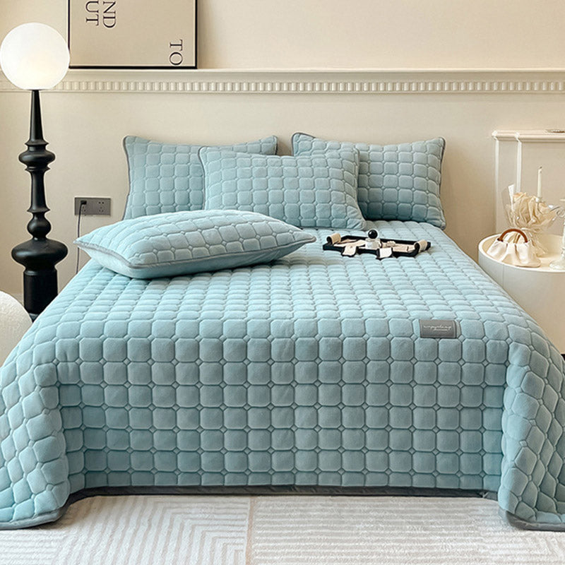 Quilted Fleece Bedspread with Square Texture Pattern and Pillowcases