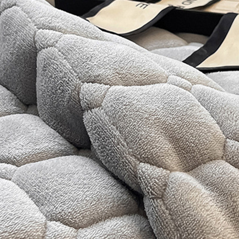 Quilted Fleece Bedspread with Square Texture Pattern and Pillowcases