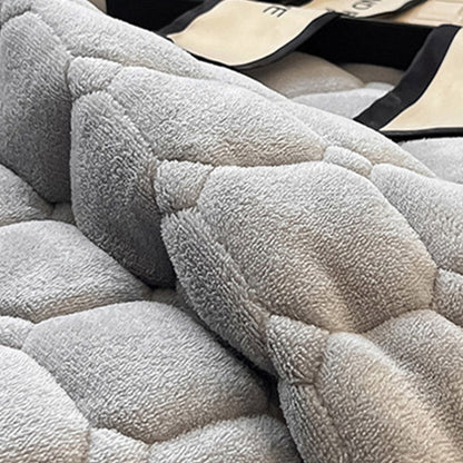 Quilted Fleece Bedspread with Square Texture Pattern and Pillowcases