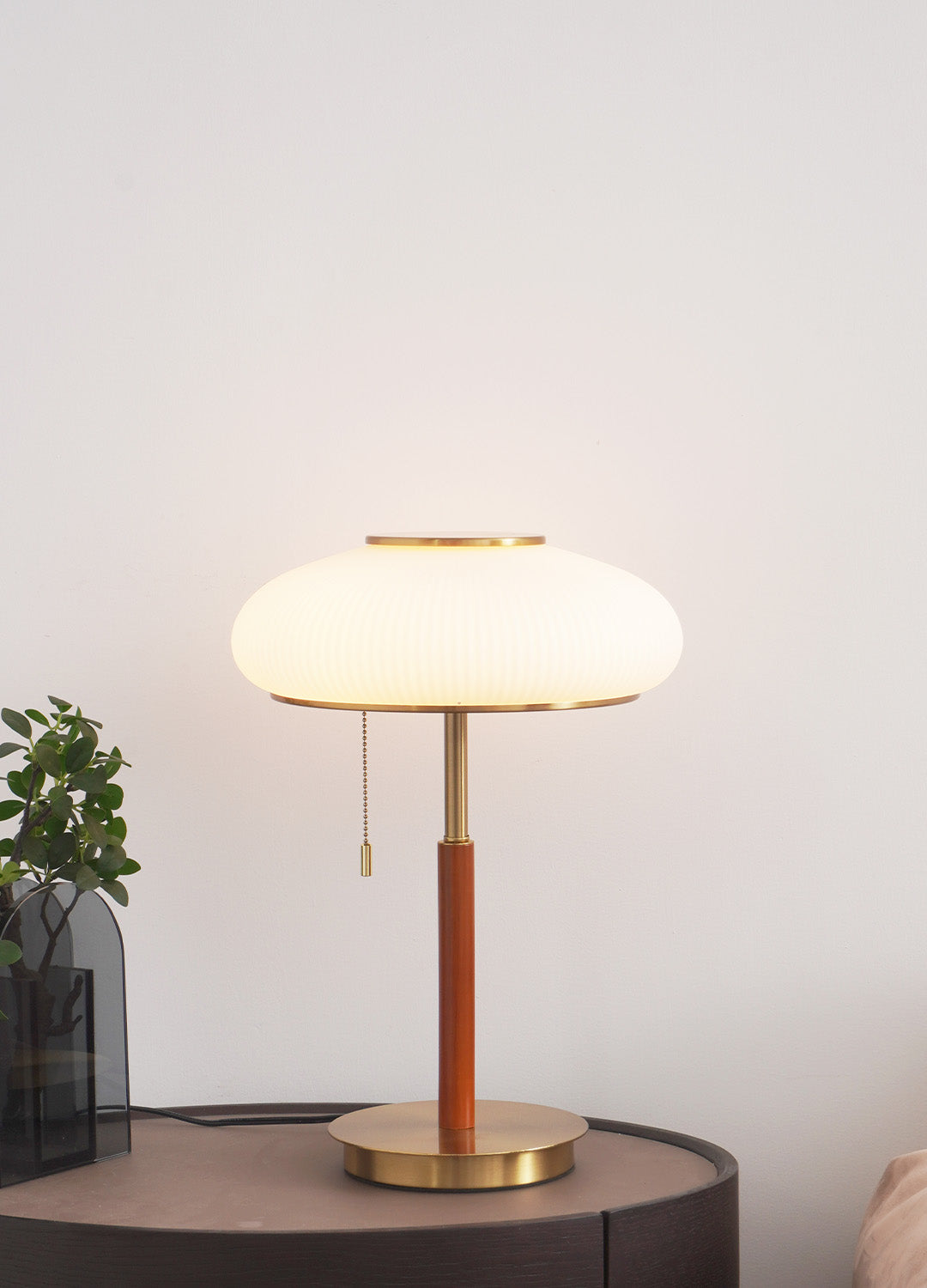Table Lamp Retro with Ribbed Glass Shade and Pull Chain Switch